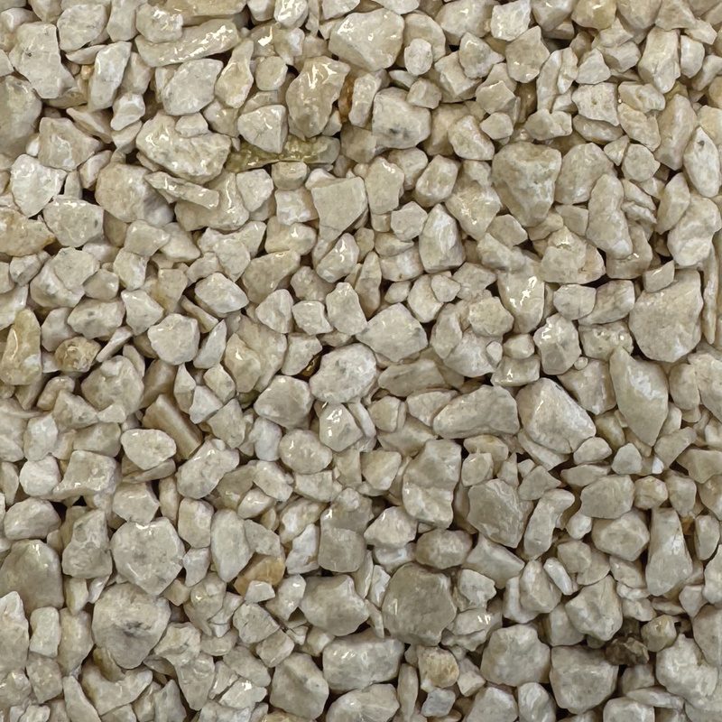 Detalle macro de la grava de mármol natural usada en Resineo
